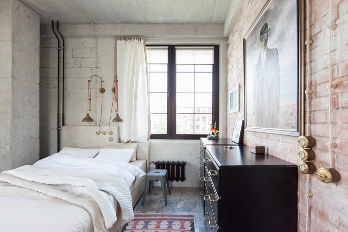 rideaux courts dans la chambre de style loft