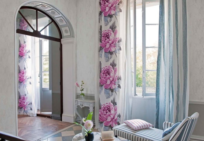 rideaux avec imprimé floral à l'intérieur