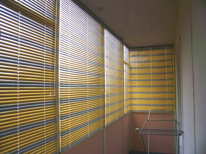 maraming kulay na pahalang na mga blinds sa loggia