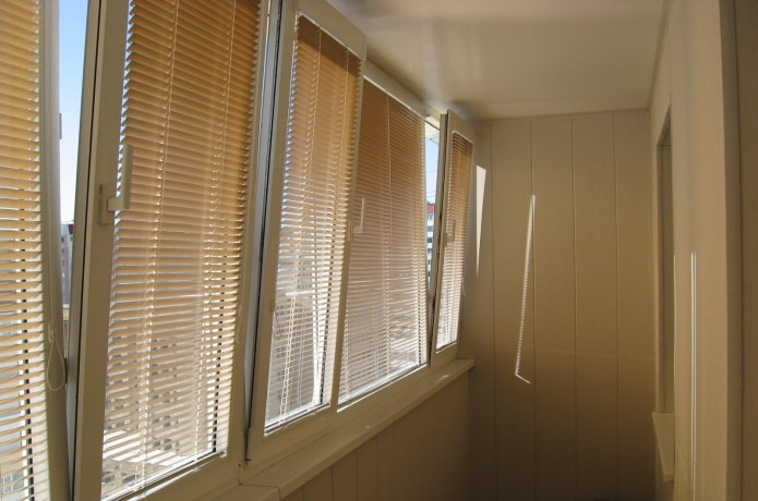 beige horizontal blinds sa loggia