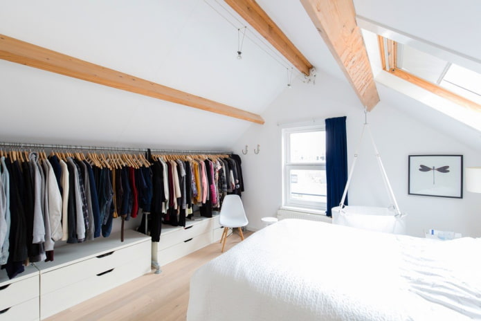 Stores de style scandinave sur la fenêtre de toit