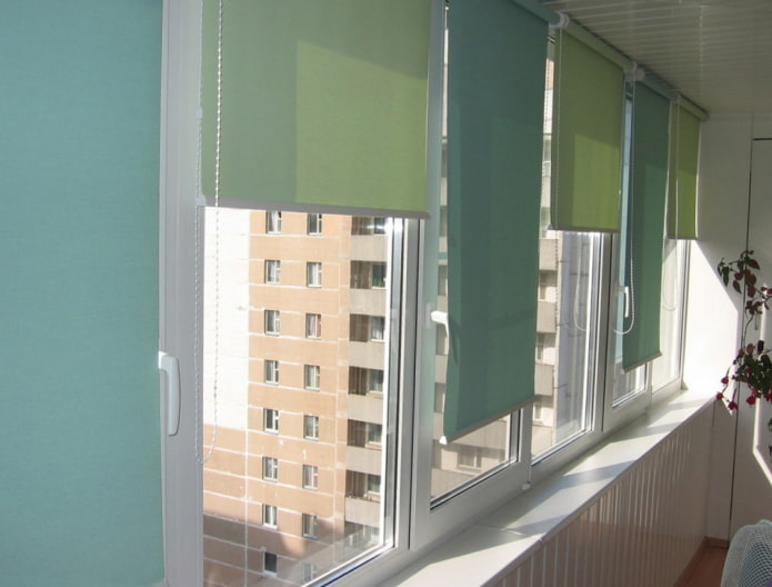 stores avec plafond montés sur la loggia