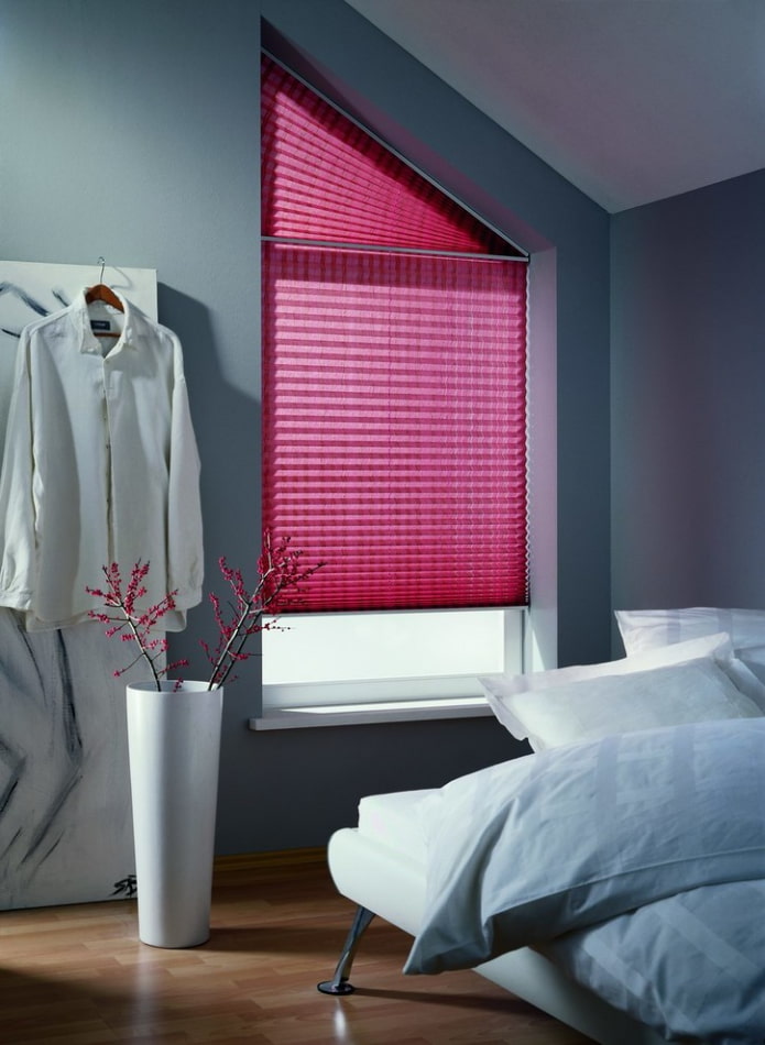 pleated blinds sa slanting windows sa interior