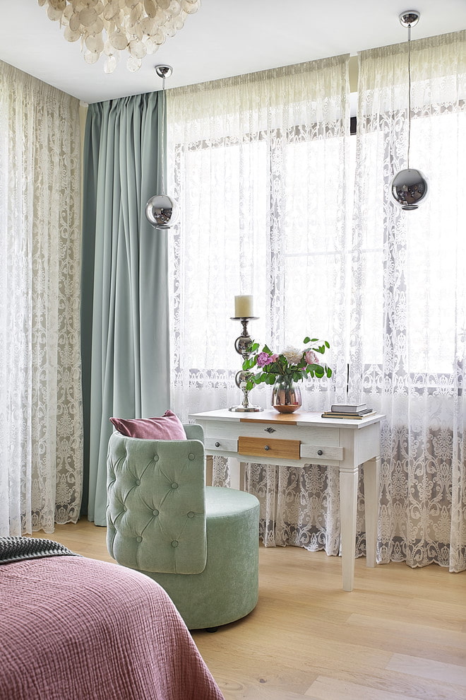 rideaux de dentelle dans la chambre