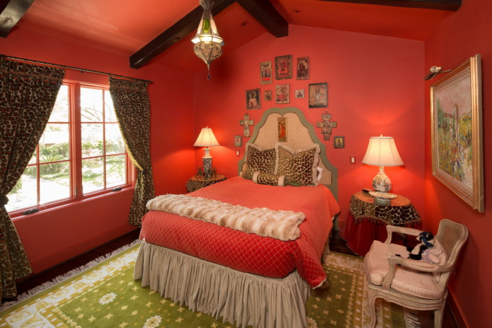 chambre rouge à l'intérieur d'une maison de campagne