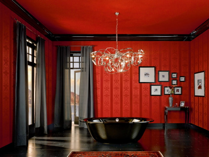 sol noir dans une spacieuse salle de bain rouge