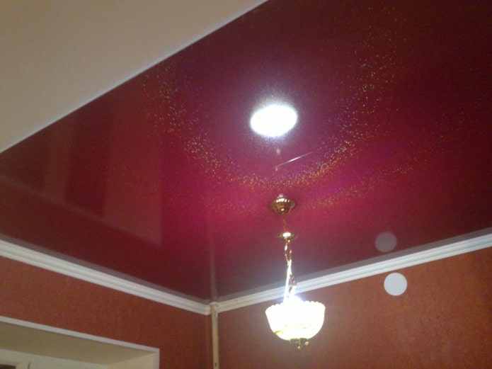 plafond avec des paillettes d'or