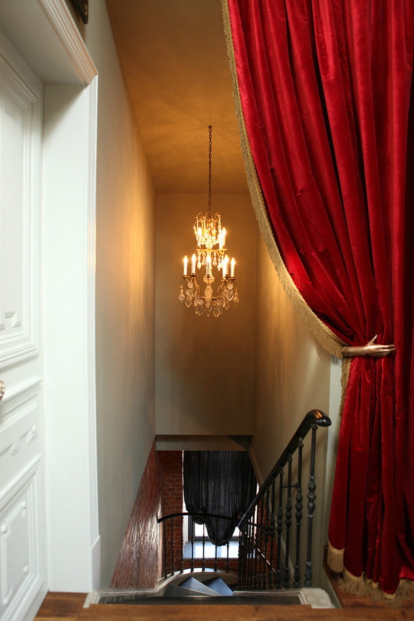 rideaux de velours rouge à l'intérieur