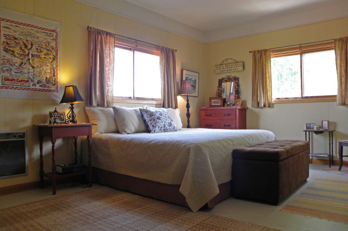 rideaux courts à l'intérieur de la chambre