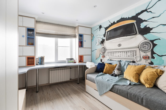 rideaux courts dans la chambre des adolescents