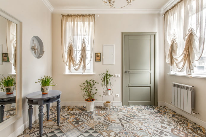 rideaux courts à l'intérieur du couloir