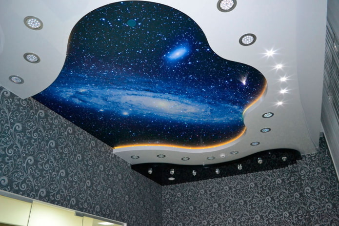 structure de plafond avec l'image de la galaxie