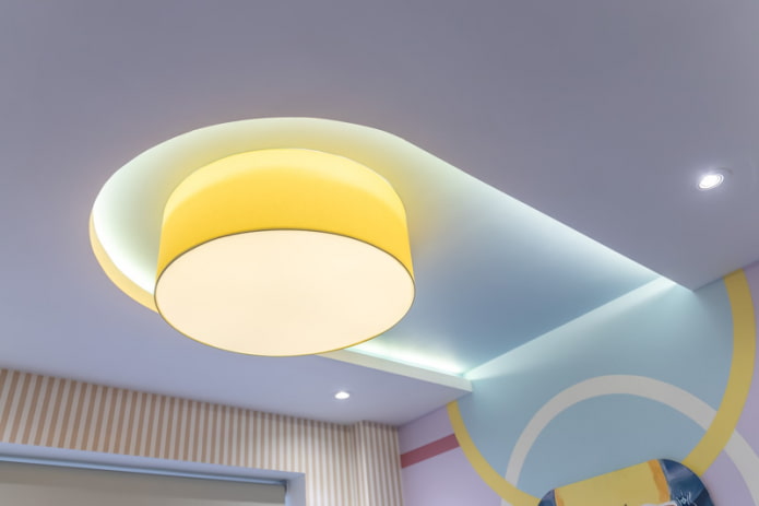 plafond flottant avec lumières allumées