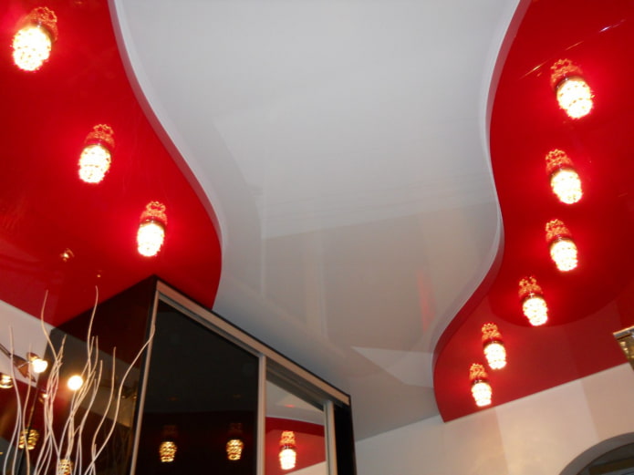 structure de plafond tendu en rouge et blanc