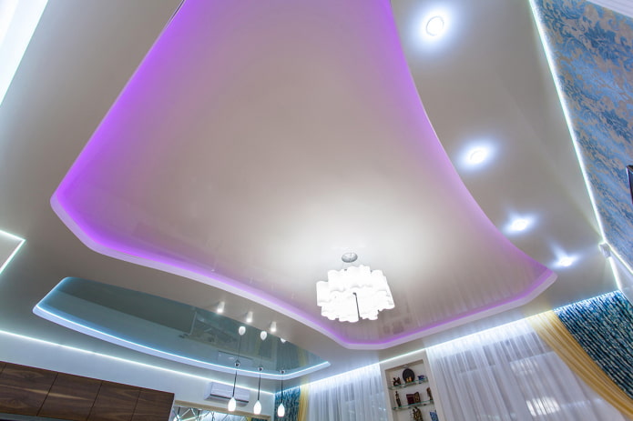 structure de plafond avec éclairage violet