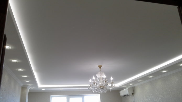 plafond avec bande LED et spots encastrés