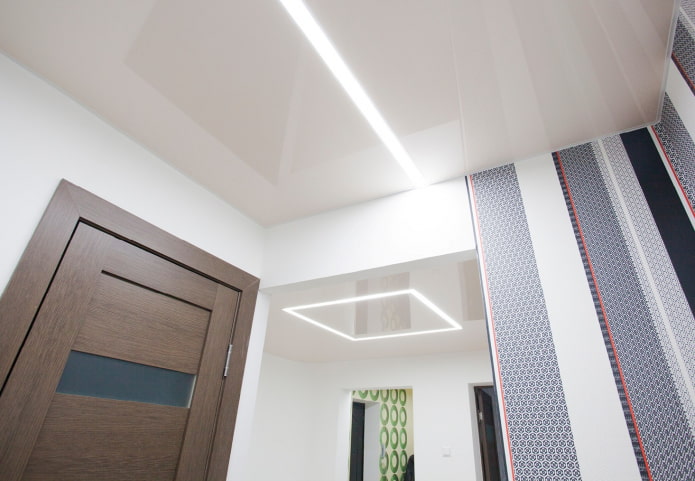 plafond beige à l'intérieur du couloir