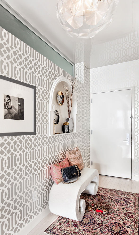 toile extensible brillante dans le couloir