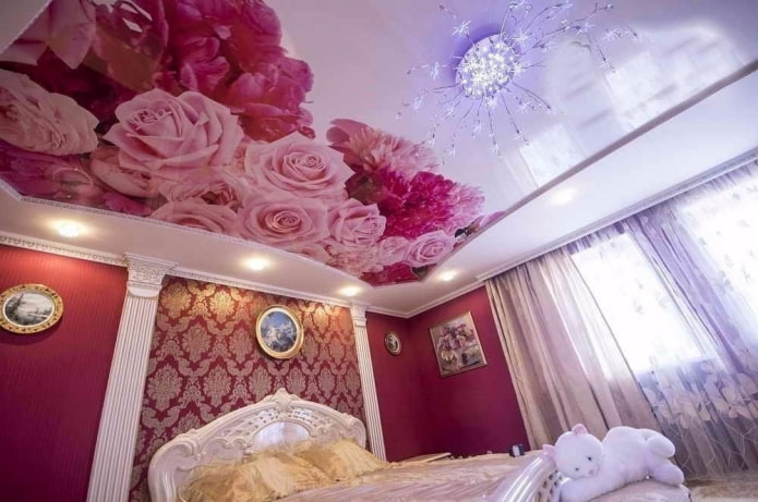 conception de plafond rose avec impression photo