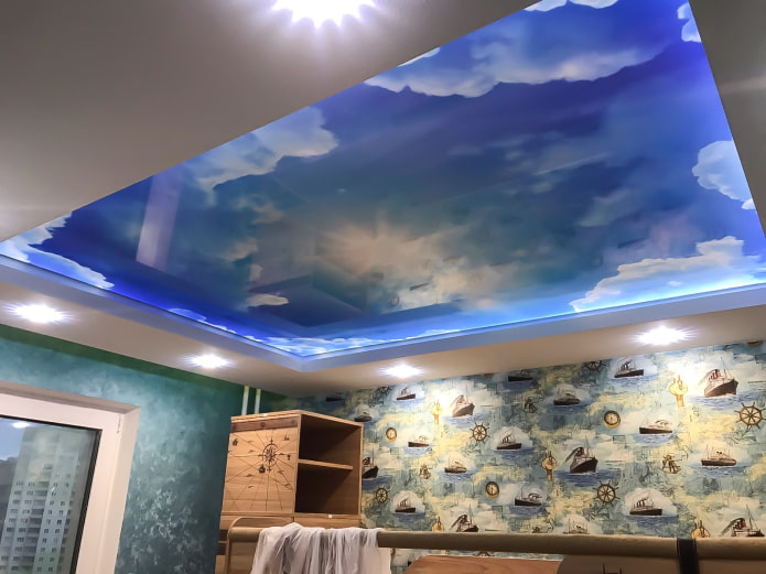 plafond avec une image du ciel