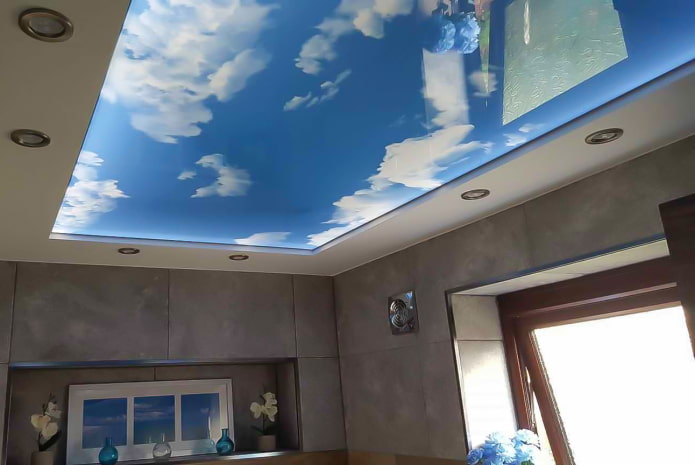 plafond avec une image du ciel