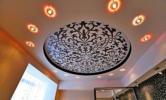 plafond circulaire à motifs