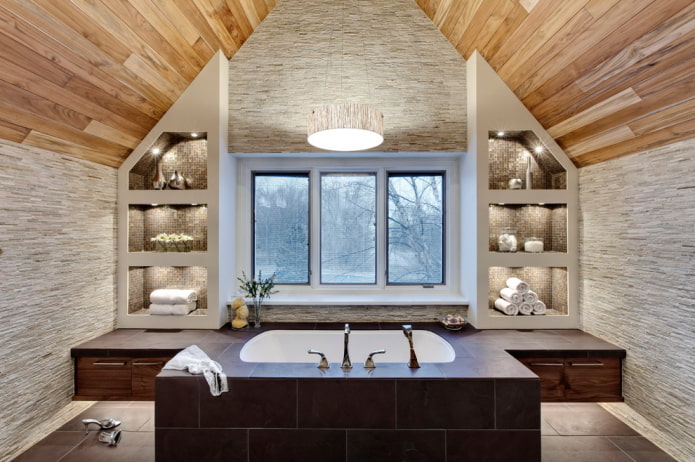 plafond en bois dans la salle de bain