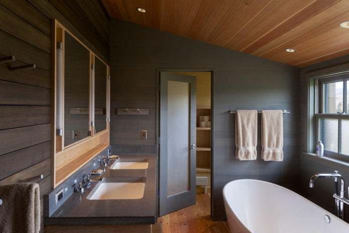 plafond en bois dans la salle de bain