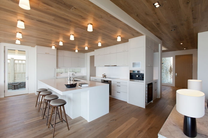 plafond en bois avec des lumières décoratives