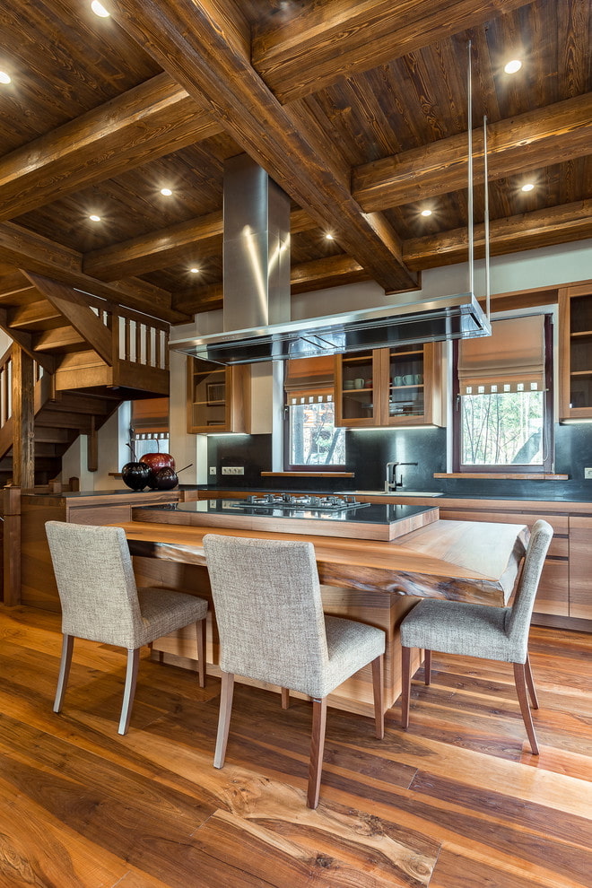 plafond en bois à l'intérieur de la cuisine