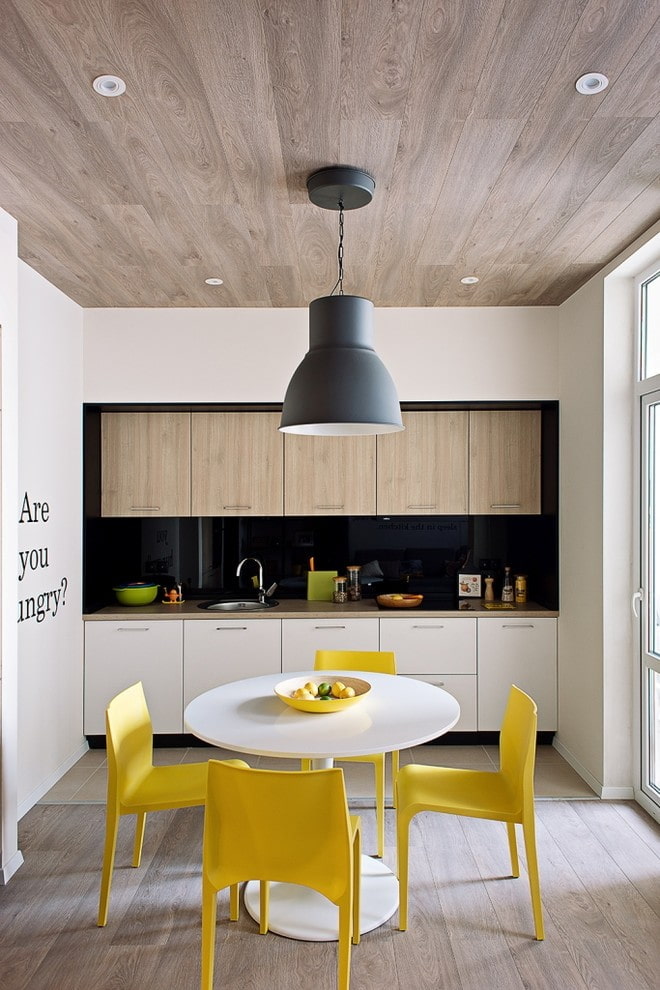 plafond en bois à l'intérieur de la cuisine