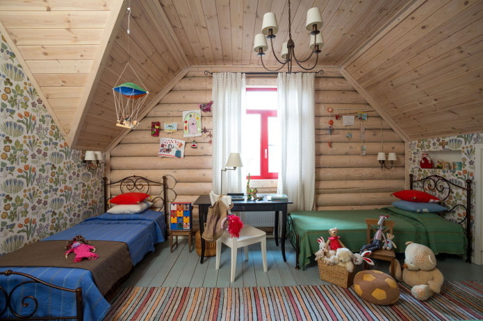 plafond en bois à l'intérieur de la pépinière