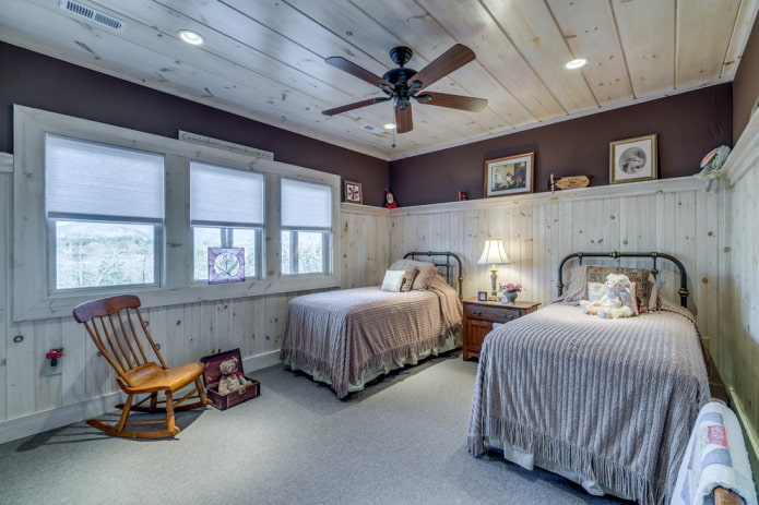 plafond en bois à l'intérieur de la pépinière