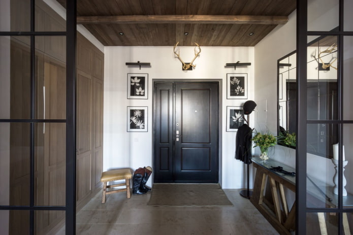 plafond en bois dans le couloir