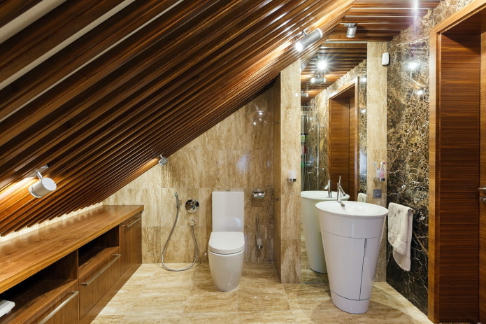 plafond en bois dans la salle de bain