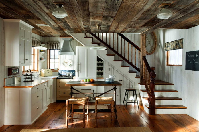 plafond en bois ancien dans la cuisine