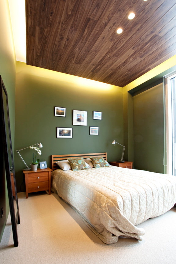 plafond en bois illuminé