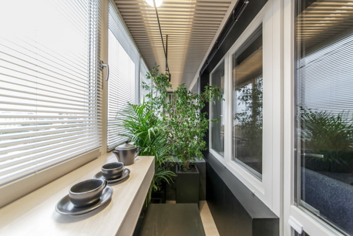 plafond en bois sur le balcon