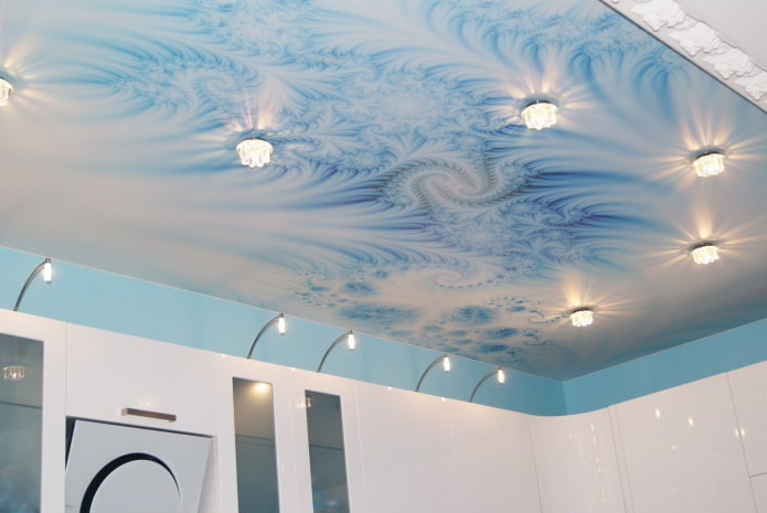 structure de plafond bleu et blanc avec spots