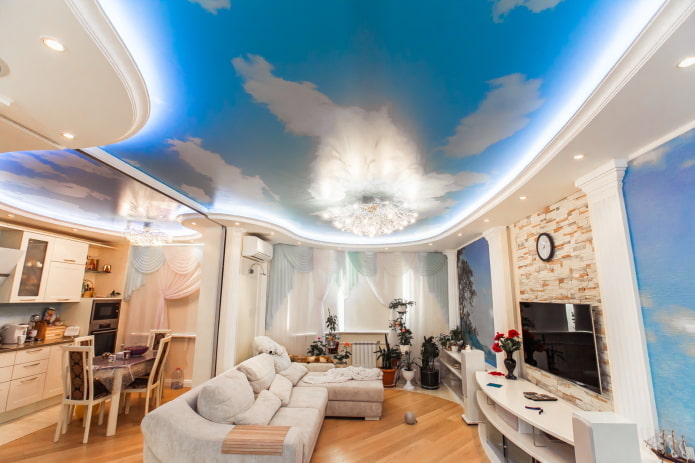 structure de plafond bleu dans le salon