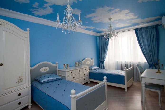 plafond bleu combiné avec des murs bleus