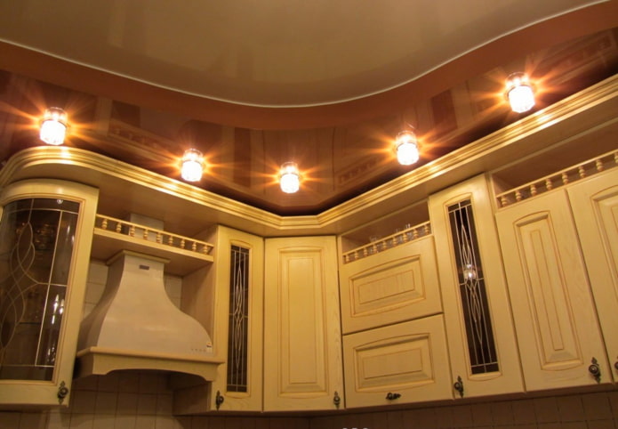 structure de plafond marron avec luminaires