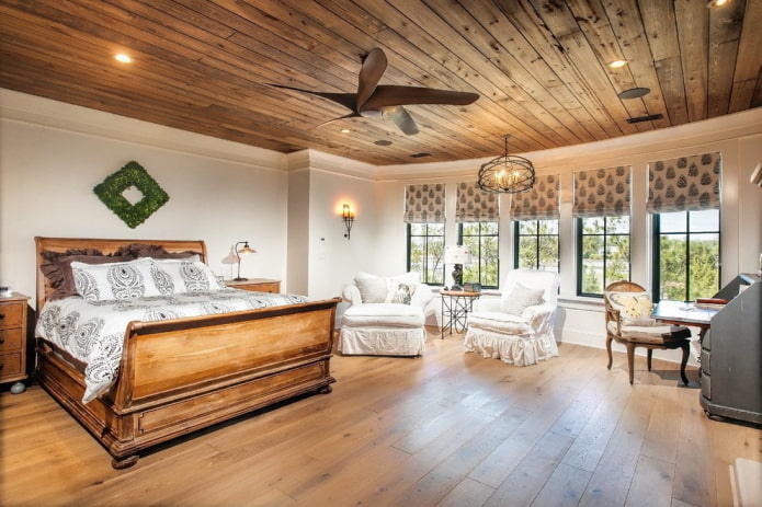 plafond en bois brun avec des murs blancs