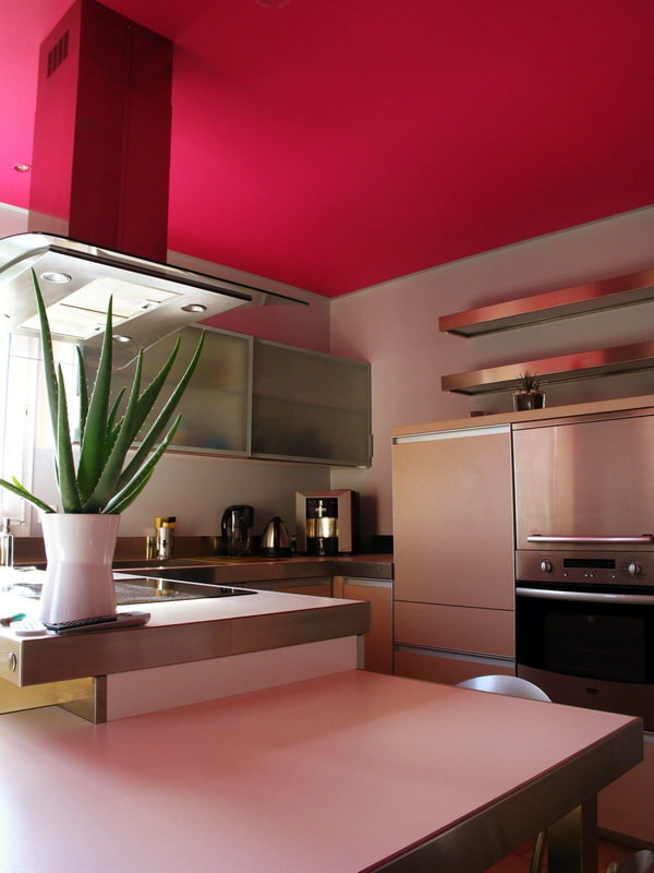 plafond rose dans la cuisine