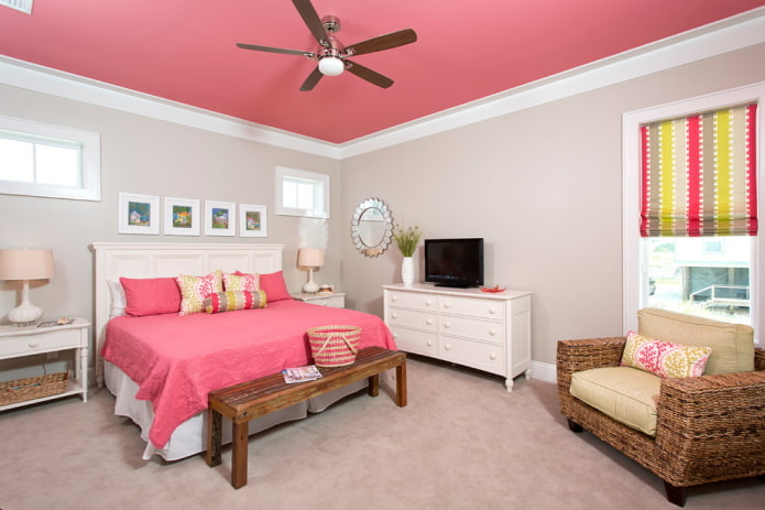 plafond rose dans la chambre