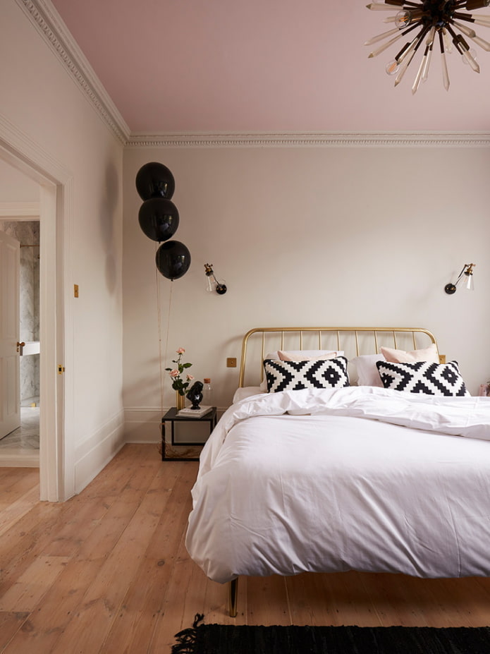 plafond rose dans la chambre