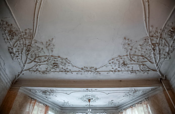 plafond en stuc gris