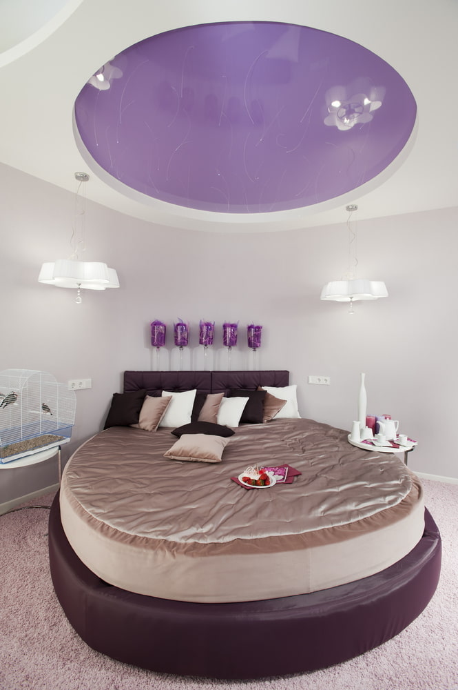 plafond blanc et lilas dans la chambre