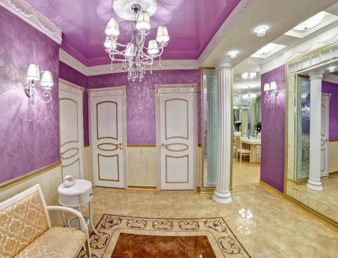 plafond lilas dans le couloir