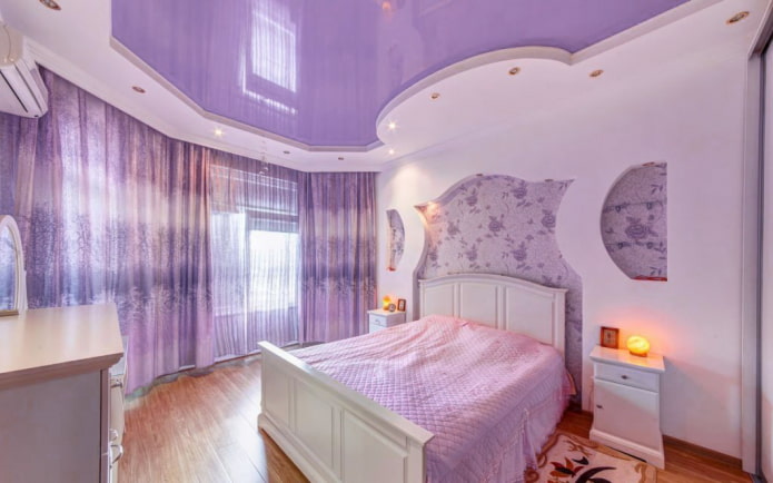 plafond tendu lilas dans la chambre